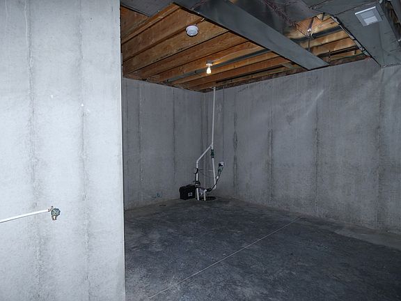 3rd image of 194 Camelot Dr