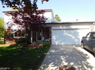 29446 E Nottingham Cir, Warren, MI 48092