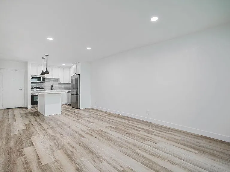San Pasqual Apartments — Photo 17