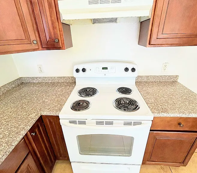 437 E Delano St — Photo 14