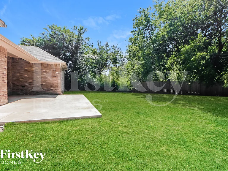 1603 Village Dr — Photo 14