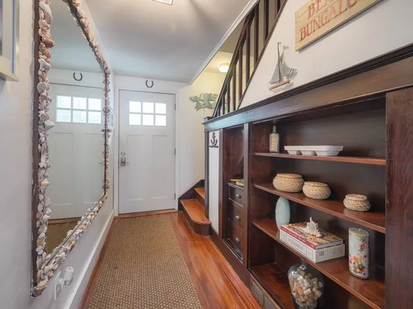 48 Foster Ave, Hampton Bays, NY 11946