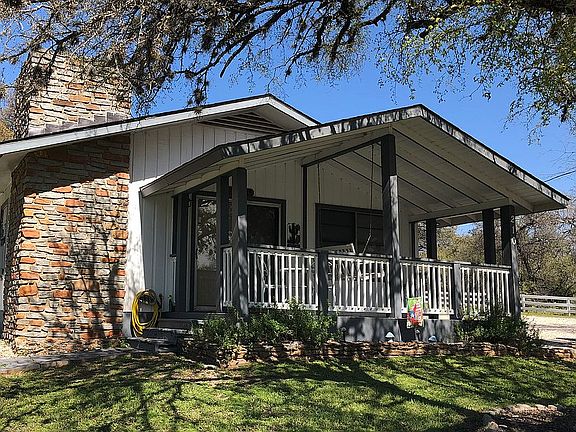 3rd image of 210 Oakwood Dr