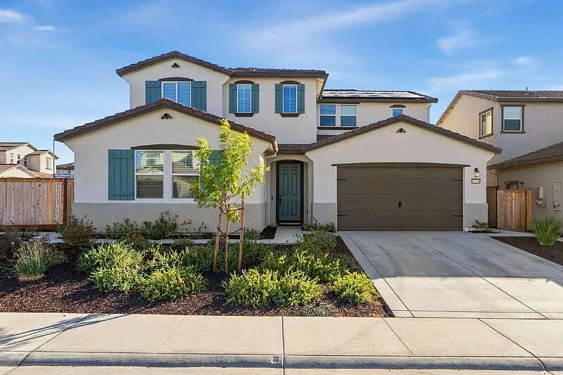 3 bed, 3.0 bath, 2558 sqft, $3,200 — Photo 1