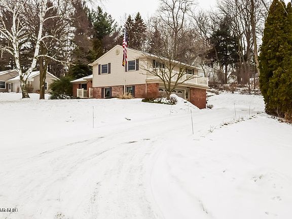 3rd image of 966 Parmelee Ave NW