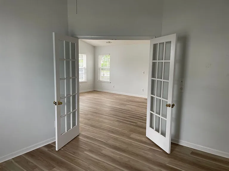 480 Saltaire Dr — Photo 18