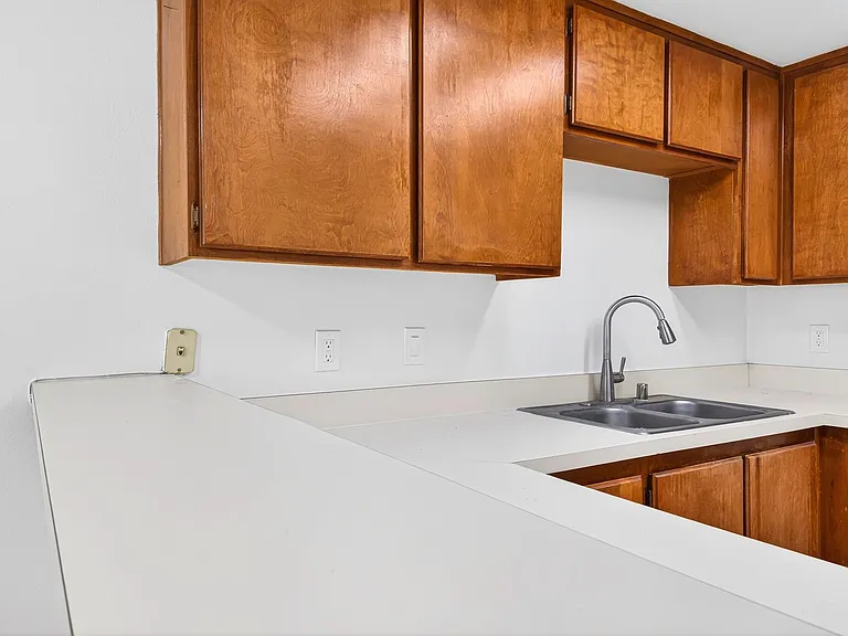 1075 Loma Ave — Photo 6