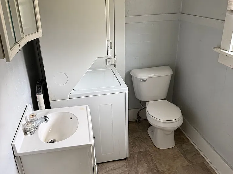 208 S 1st St — Photo 2