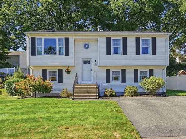21 Lawnacre Dr, North Providence, RI 02911
