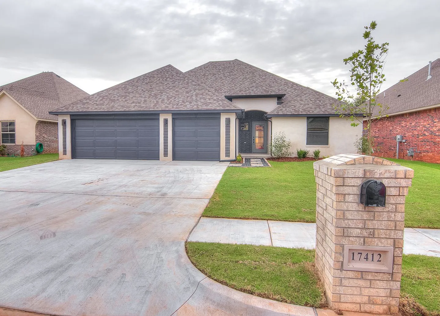 Modern Home in Edmond Schools - 4 bedrooms - bonus room — Photo 2