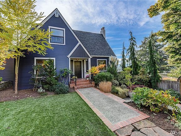 Well, you knew it had to exist...and you've found it! It's the Ultimate Stay at Home Home...and it is fabulous!
