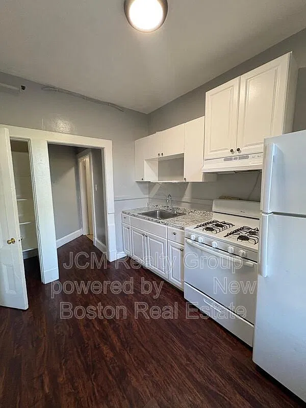 2 bed, 1.0 bath, 999 sqft, $2,200 — Photo 2