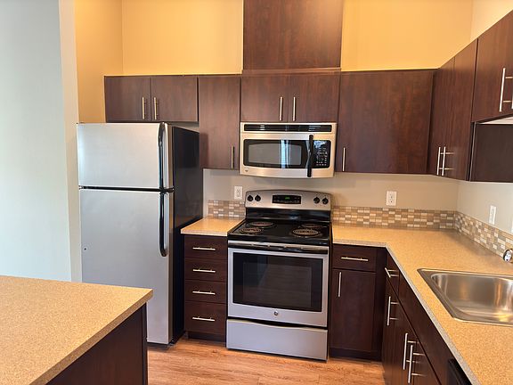 4th image of 975 NE Discovery Dr #414