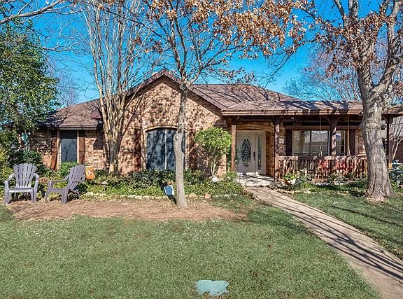 2nd image of 1405 Knob Hill Dr