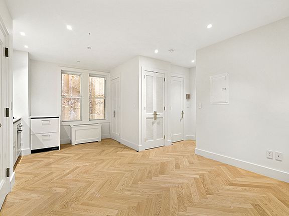 5th image of 225 W 23rd St #2253K
