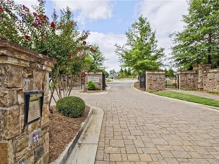 1330 Atherton Park — Photo 4