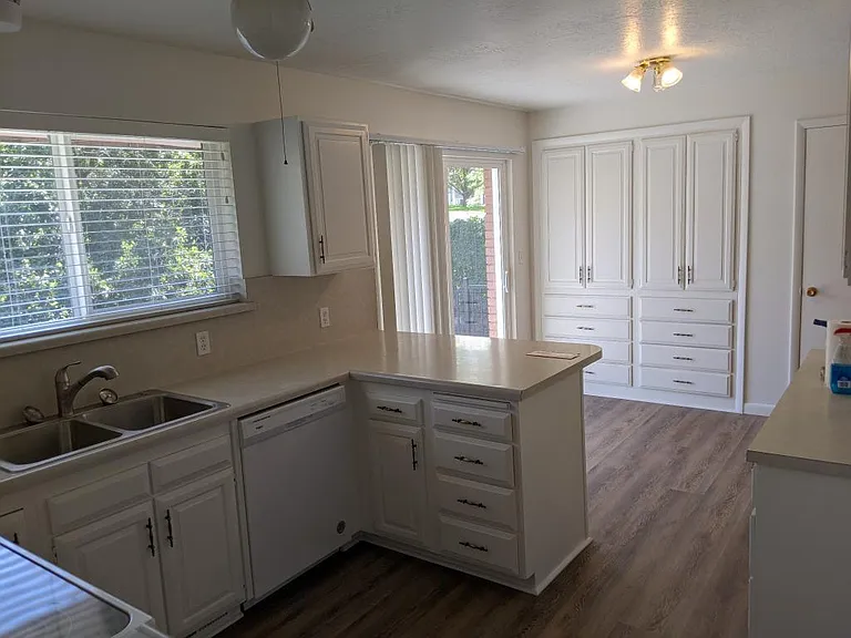 200 N State St — Photo 13