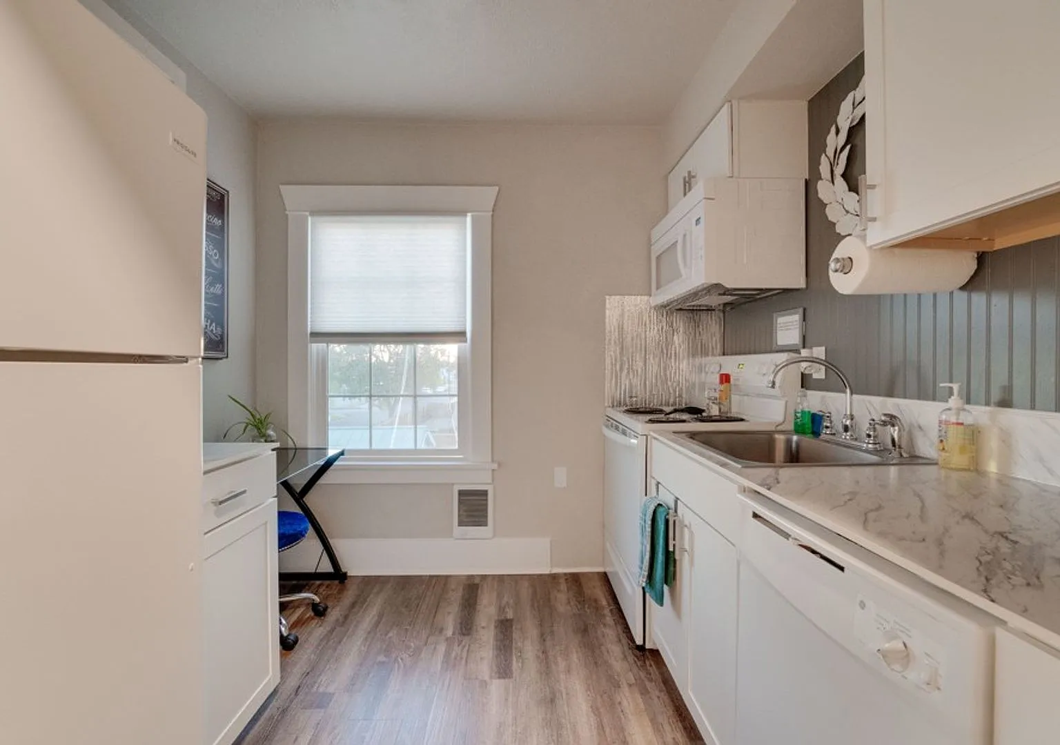 Garland district 1 bedroom apartment (Furnished) — Photo 3