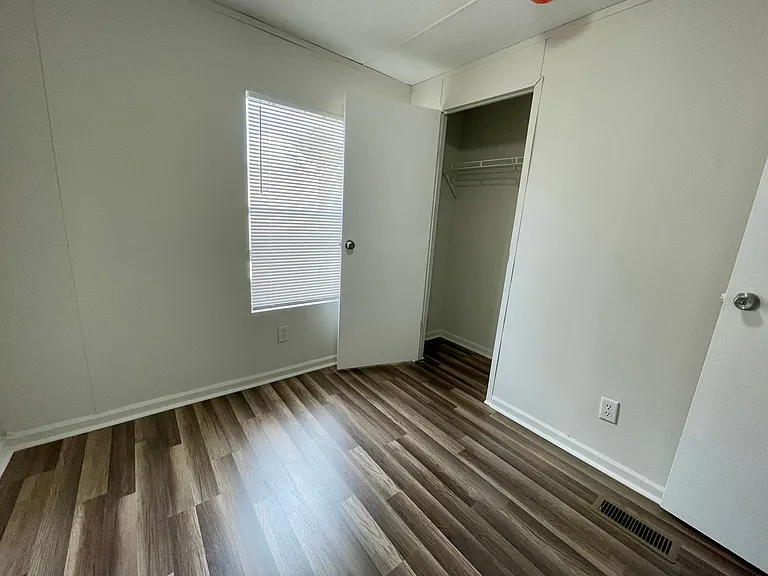 12410 Phillips Ln — Photo 13