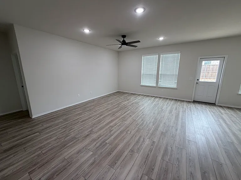 700 Goldenrod Ln — Photo 8
