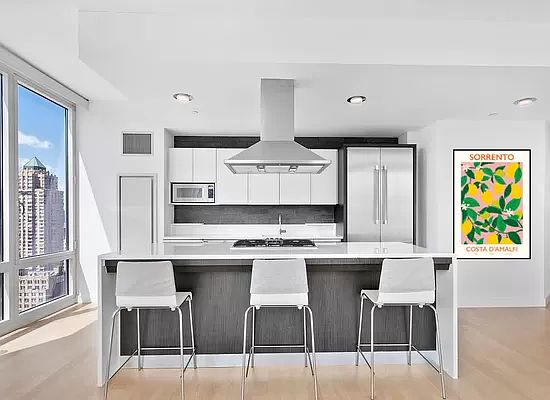 4th image of 247 W 46th St APT 2903