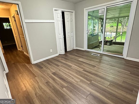5th image of 452 Windsor Dr SW