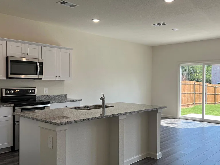 702 Camden Dr — Photo 7