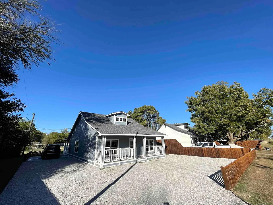 461 Hillcrest Cir