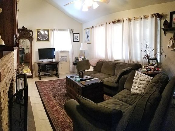 Living room w/fireplace