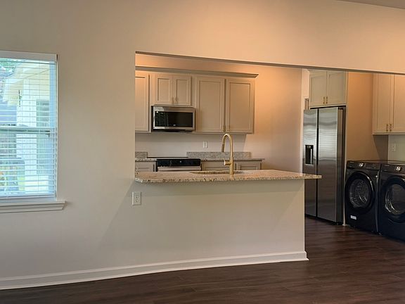 3rd image of 112 Dearborne St Unit A