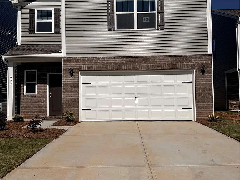 655 13th Avenue Dr NE — Photo 1