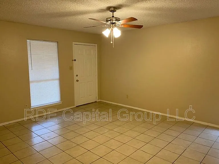 434 NW 23rd St — Photo 2