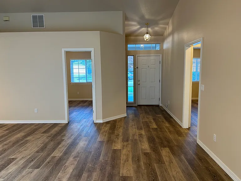 1811 N Prestwick Way — Photo 6