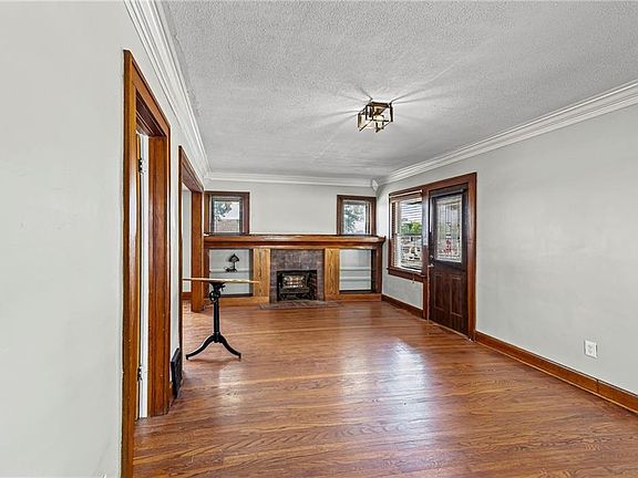 4th image of 347 Lawn Ave