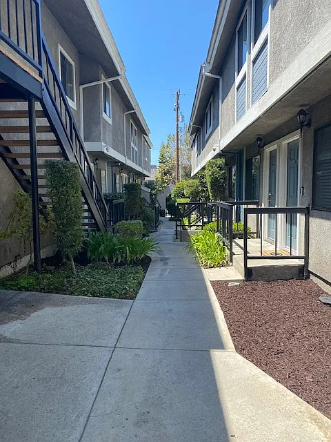 Larch Townhomes — Photo 4