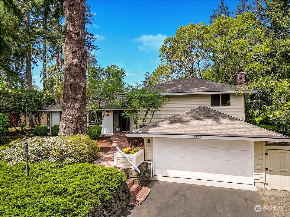 Create lasting memories in this extraordinary home on the 14th Tee Box of Oakbrook Golf Course.>