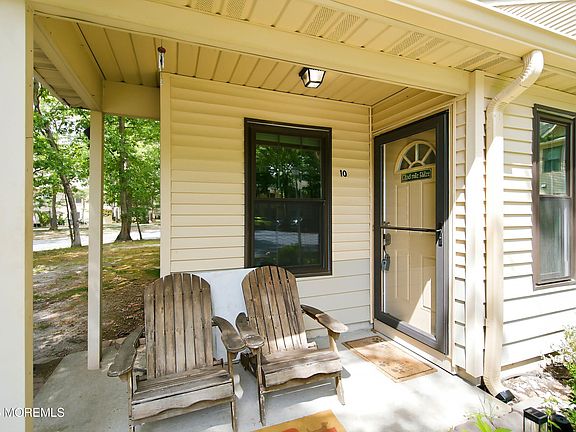 3rd image of 10 Bayberry Court
