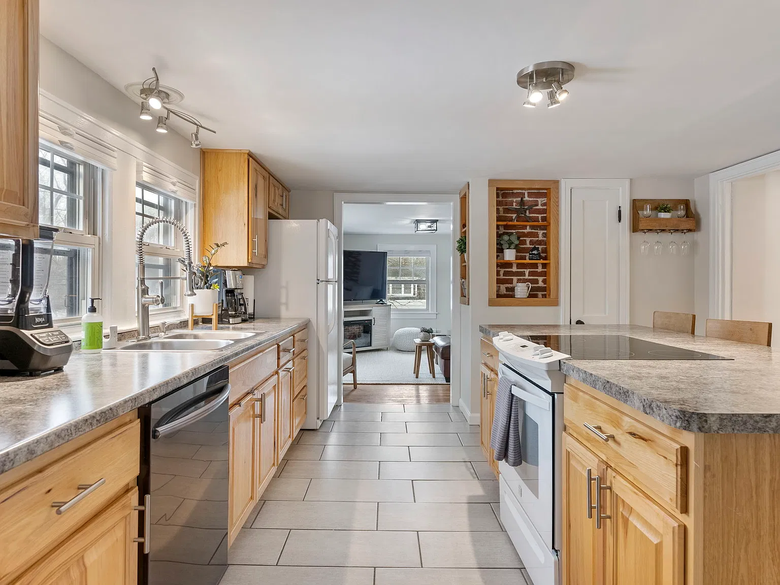 2 bed, 700 sqft, $2,600 — Photo 3