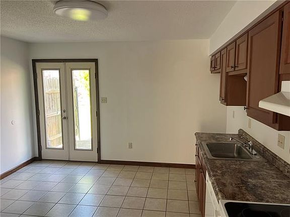 4th image of 820 Early St #9