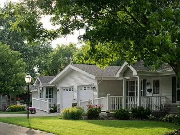 425 Crescent Ct, Woodstock, IL 60098