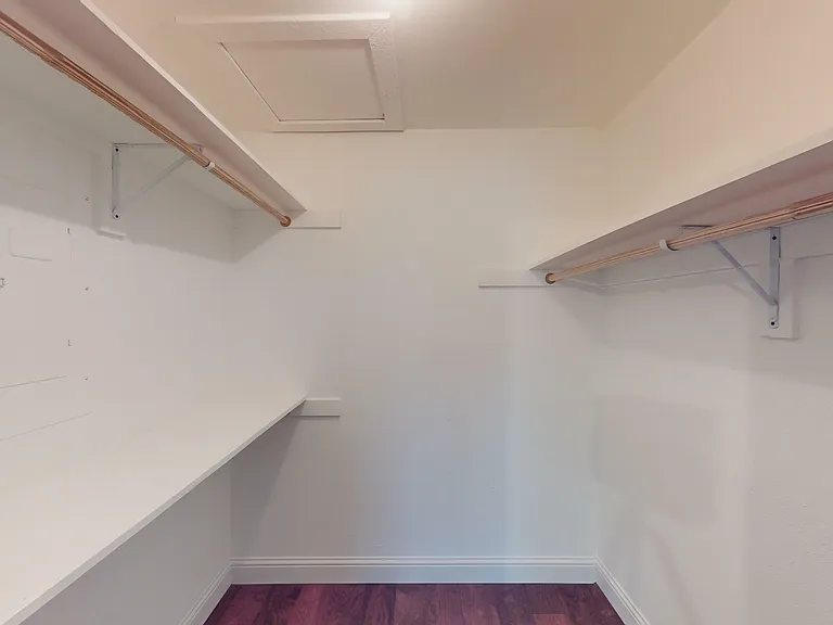 Walk-in-closet