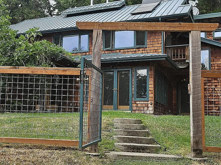 3 bed, 2400 sqft, $2,600 — Photo 4