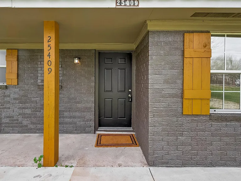 25409 Pebble Dr — Photo 3