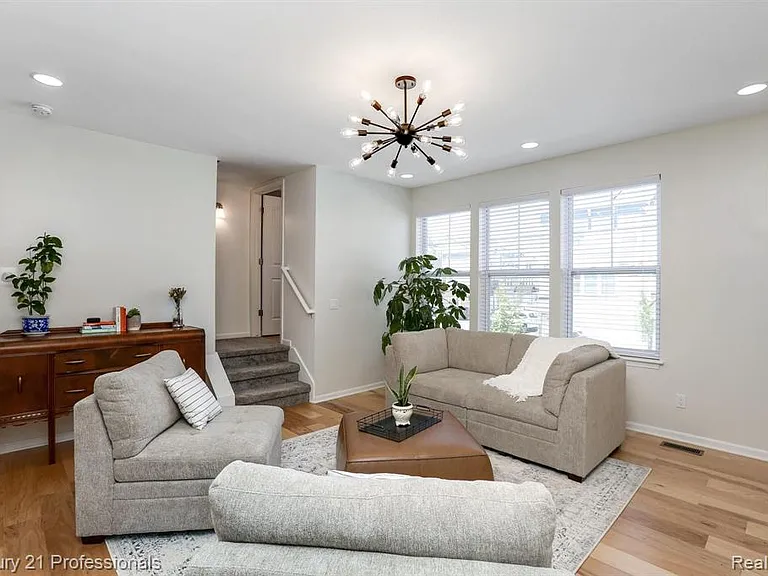 67 Kalter Dr — Photo 8