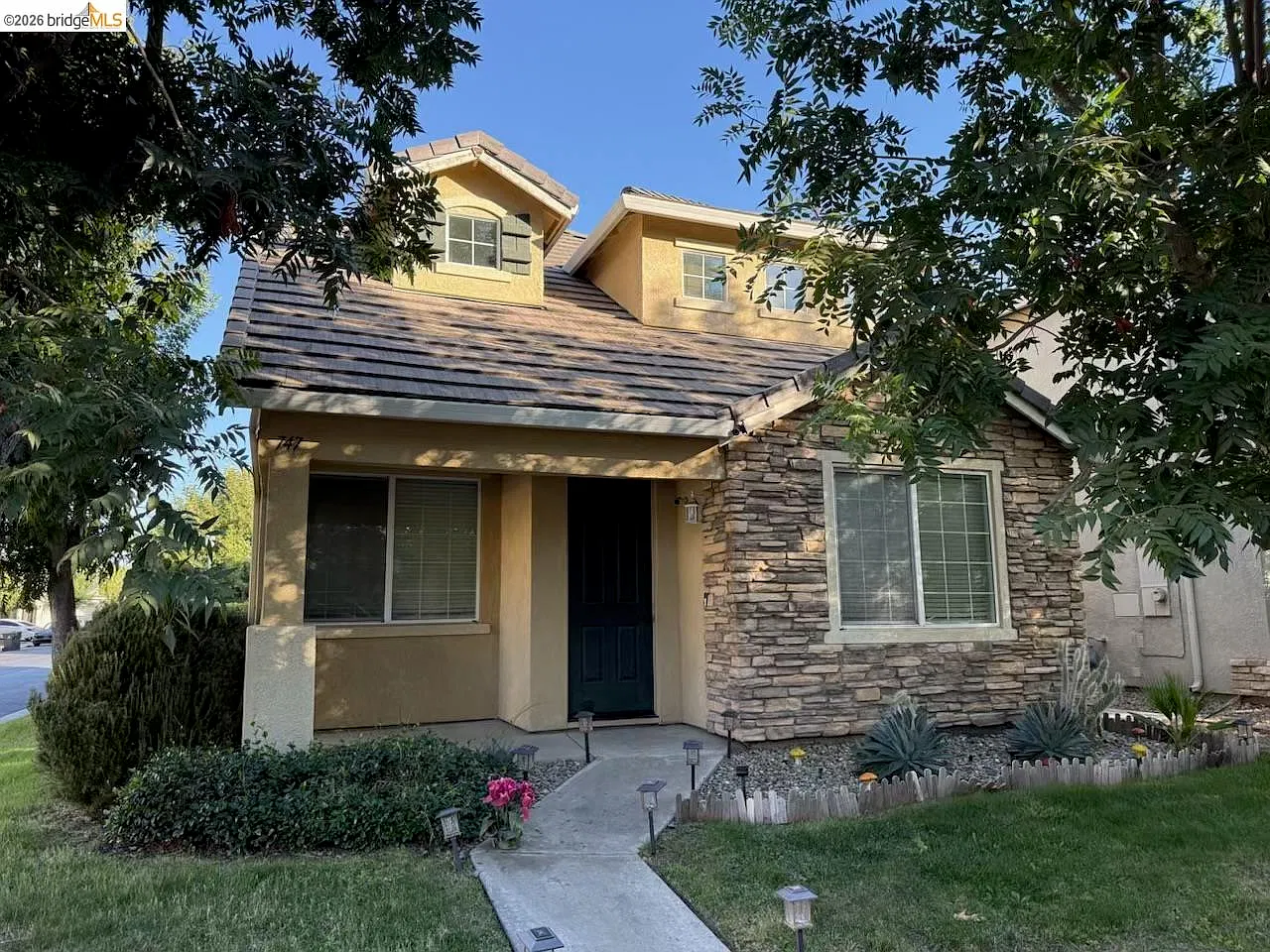 3 bed, 2.0 bath, 1717 sqft, $2,850 — Photo 1