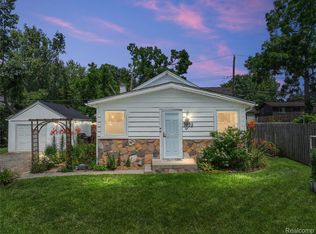 3932 Oak Knoll Rd, Waterford, MI 48328