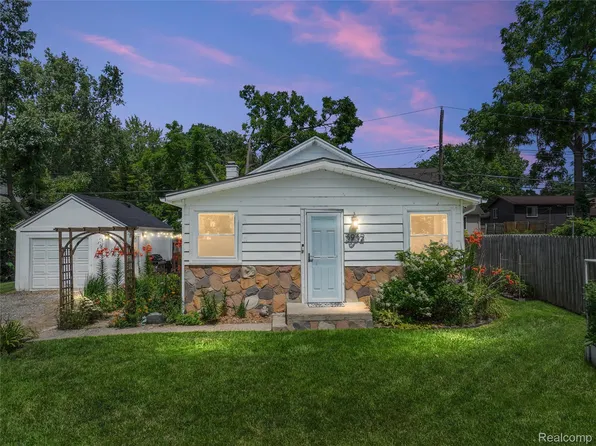 3932 Oak Knoll Rd, Waterford, MI 48328