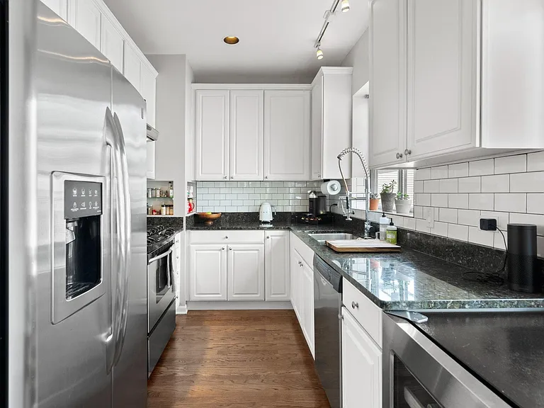 1616 W Altgeld St — Photo 16