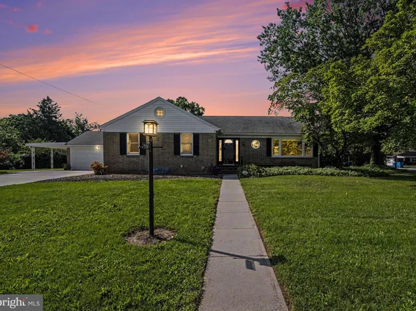 208 E Hillcrest Dr, Carlisle, PA 17013