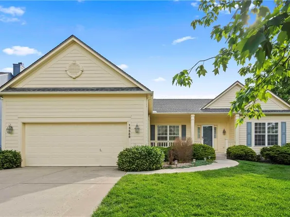 15589 S Blackfeather St, Olathe, KS 66062